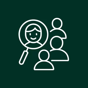 Loupe sur un utilisateur souriant, entouré d’autres profils, représentant l’analyse d’audience.